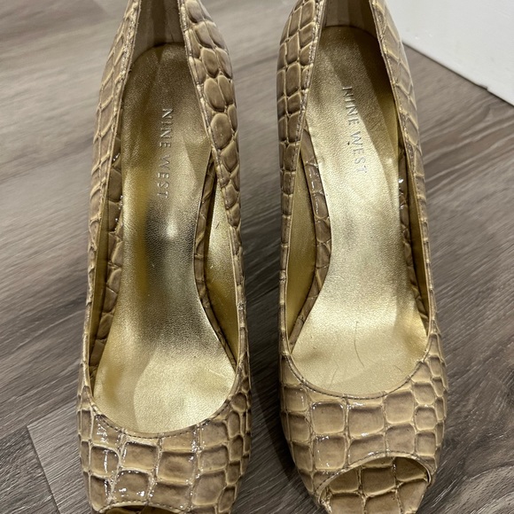 Nine West heel worn a handle of times - Picture 2 of 2